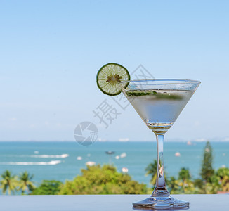 木制桌上的鸡尾酒杯和热带海滨背景在暑假补习饮料以日概念在夏刷新饮品天酸橙清爽图片