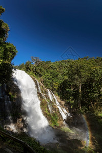 Wachirathan瀑布杜伊因纳顿上的大型瀑布在彩虹的底部清迈湖泰国瓦奇拉坦瀑布蓝色的自然麦图片