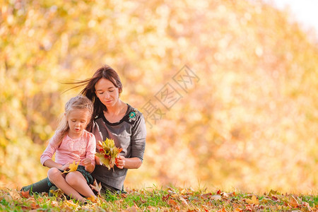 秋天在奥斯托贝尔小女孩的秋天公园与母亲一起户外公园露营的秋天小女儿和年轻母亲活动可爱的享受图片