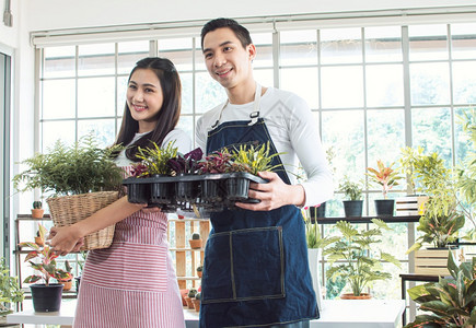 花的生长态亚洲年轻夫妇在家庭自然Hobby内政和情人概念的节假日和园艺植物中共渡时间图片