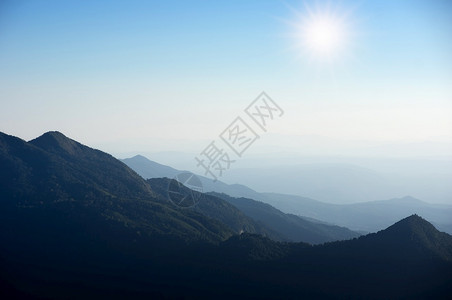 山上美丽的日落天空与清迈的DoiInthanon公园泰山和日落自然麦景观图片