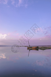 在日落时盐湖的粉色和紫日落中泛光观测到水上云层粉色的灾难健康图片