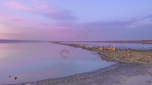 途径在日落时盐湖的粉色和紫日落中泛光观测到水上云层旅行敖德萨图片