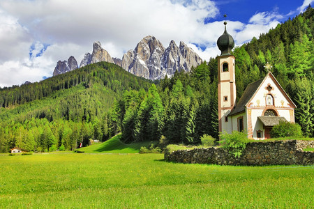 农田绿色户外多洛米斯山脉意大利北部小教堂的景色令人印象深刻在ValdiFunes图片