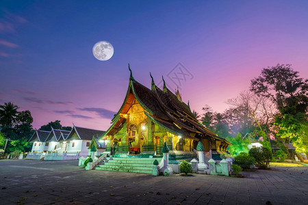 黄昏金子WatXiengThong日落时老挝琅勃拉邦最受欢迎的寺庙向图片