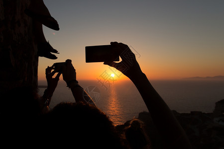 人用智能手机拍摄日落照片的休眠月光浪漫热情爱图片
