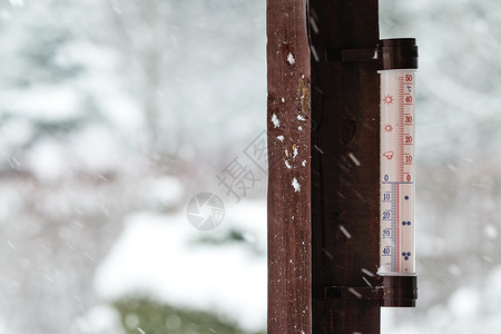 低的措施摄氏度冬季即将到来的概念图像房子外温度计显示零下雪严重积图片