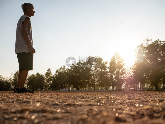 卫生保健身体亚洲高年长男子在日落天空背景的公园里慢跑健康生活方式和保健概念肖像图片