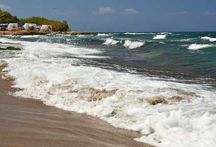 旅游和节假日的夏季背景希腊克里特惊人在海滩上的风景希腊雪地奇异天空溅起波浪图片