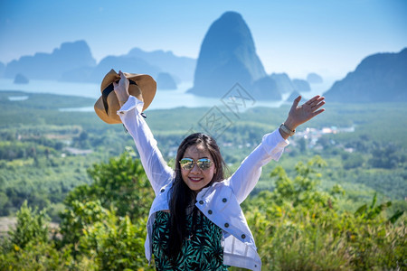 旅行在泰国SamedNangChee的PhangNgaBay山顶上举起的年轻女手臂亚洲快乐的图片