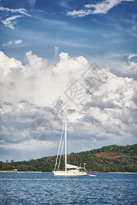 海岸假期泰国安达曼海停泊在泰国安达曼海的白色游艇沿图片