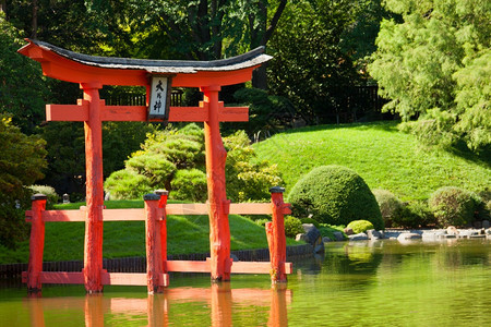 奥尔洛夫日本花园和池塘红色锌塔东方的和平图片