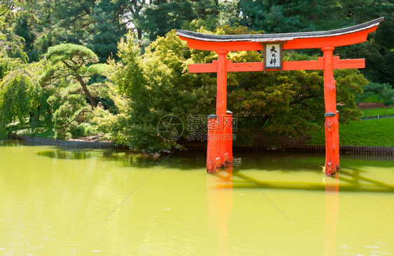 绿色静止的日本花园和池塘红色锌塔抽象的图片