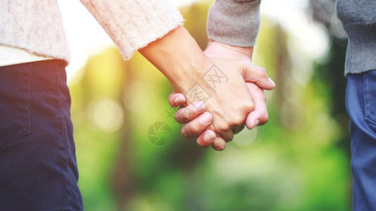 浪漫的情人节用一点爱和情握手粘合松弛背景图片