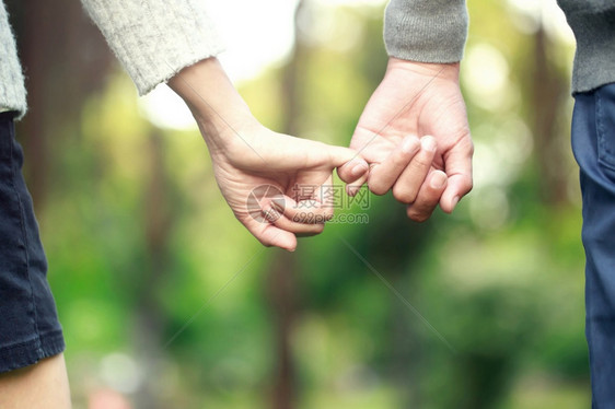 情人节的用一点爱和情握手浪漫坐着白种人图片