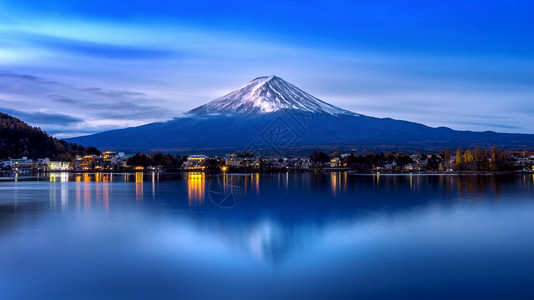 枫春天清晨藤山和川口子湖秋天在日本矢马纳奇的藤田山美丽图片
