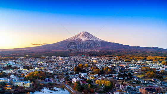 美丽的京都反射日落时的藤山和川口子湖秋天是日本矢马纳奇的藤山季节图片