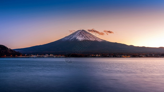 富士山日落时的藤和川口子湖秋天是日本矢马纳奇的藤山季节町图片