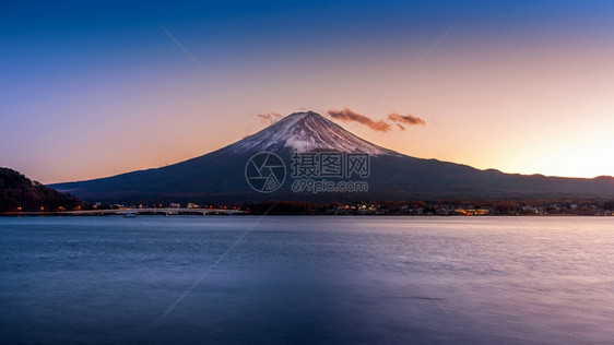 富士山日落时的藤和川口子湖秋天是日本矢马纳奇的藤山季节町图片