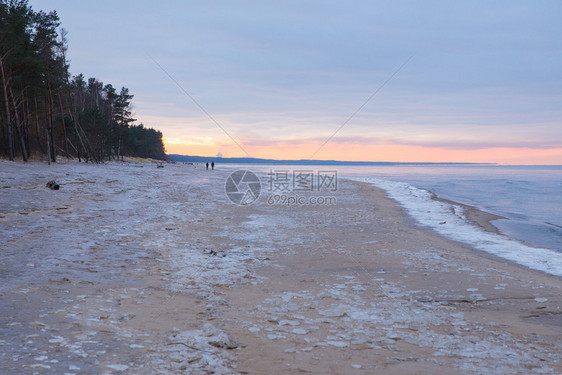 海洋拉脱维亚卡尼克瓦市尔拉托维亚冷冻的平海和冰及雪人与寒冷天气空海岸图片