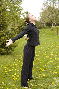 绿色锻炼成功快乐的女青年在花园中放松图片