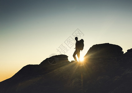 爬坡道一名男子在日落时走过蒙塔山的一远足活动图片