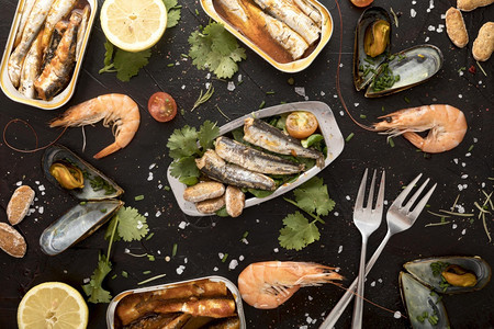 平铺各种海鲜配餐具自助品种开胃菜图片