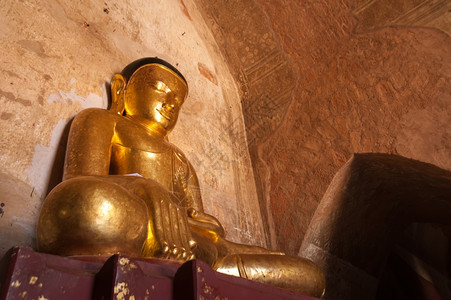 缅甸巴甘王国古老佛教寺庙的建筑在一座塔废墟内建有缅甸金佛像的地标教徒图片