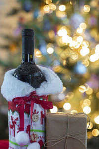 红酒和瓶子背景圣诞树上的散灯模糊圣诞礼物假日概念与复制空间红色的优质十二月图片