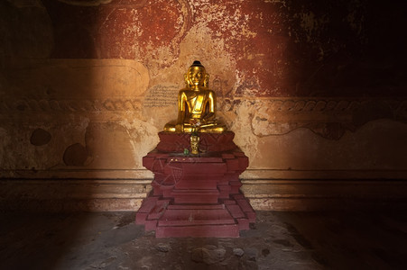 缅甸巴甘王国古老佛教寺庙的建筑在一座塔废墟内建有缅甸金佛像保佑历史的塔图片