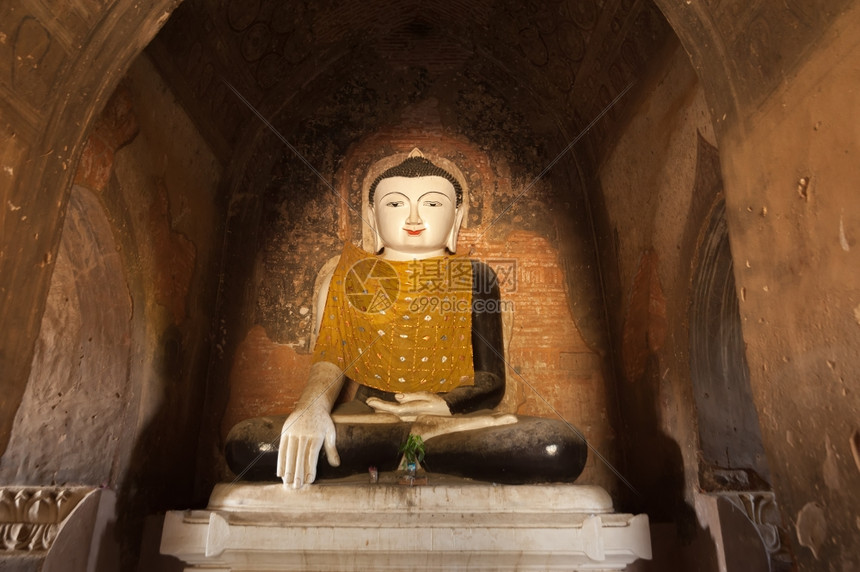 金的缅甸巴甘王国古老佛教寺庙的建筑在一座塔废墟内建有缅甸金佛像塔大图片