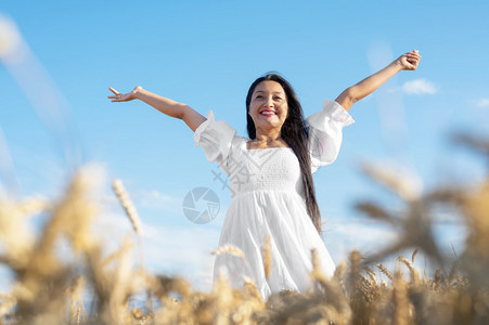 女小麦夏天穿着白色连衣裙的快乐年轻女子肖像在麦田上生活方式和幸福概念张开双臂的女人高质量照片穿着白色连衣裙的快乐年轻女子肖像在麦图片