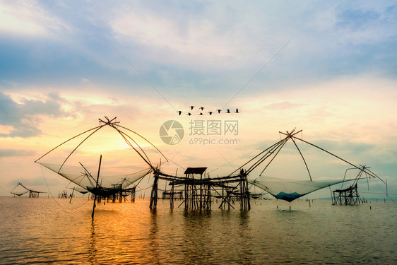 风景优美日出时天清晨空的金色美景鸟群飞过当地捕鱼工具农村生活方式在泰国白普拉巴安费特隆泰国法等地乡村生活方式在日出时发生帕克普拉图片