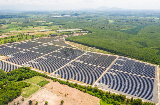 可再生晴天全球的从高角度观察一个能源农场太阳电池板的完整框架背景轮廓材料空中观察电厂和绿色能源以及全球变暖概念关于太阳能农场电池图片