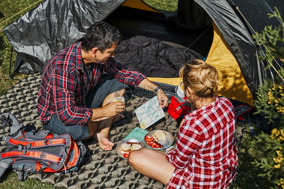 两人一起吃早餐露营帐篷图片
