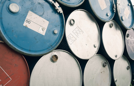 回收的汽油制造业旧化学品桶蓝色和紫油桶钢罐有毒废物仓库带有警告标签的危险化学品桶金属中的工业废物厂危险储存图片
