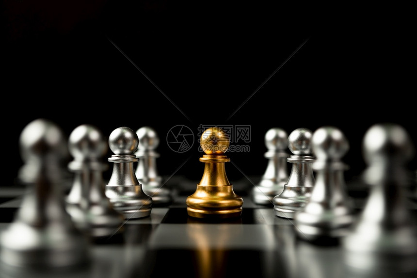 下一个金象棋当兵站在其他象棋旁领袖概念必须在竞争领导力和商业愿景方面有勇气与挑战才能赢得商业游戏的家笑声勇敢的优胜者图片