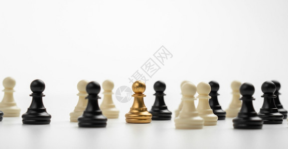 大约胜利防御金象棋当兵站在其他象棋旁领袖概念必须在竞争领导力和商业愿景方面有勇气与挑战才能赢得商业游戏的家笑声图片