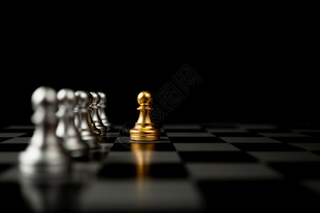 市场导向器竞赛站在其他象棋前的金领袖概念必须在竞争领导才能和商业愿景方面有勇气和挑战以便赢得商业游戏的胜利金象棋领导人的概念图片