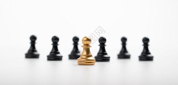 棋盘站在其他象前的金领袖概念必须在竞争领导才能和商业愿景方面有勇气和挑战以便赢得商业游戏的胜利金象棋领导人的概念向前经理图片