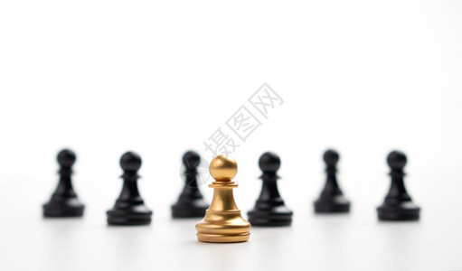 金的站在其他象棋前的金领袖概念必须在竞争领导才能和商业愿景方面有勇气和挑战以便赢得商业游戏的胜利金象棋领导人的概念将死公司的图片