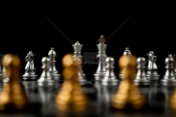 金融的下一个站在其他象棋前的金领袖概念必须在竞争领导才能和商业愿景方面有勇气和挑战以便赢得商业游戏的胜利金象棋领导人的概念向前图片