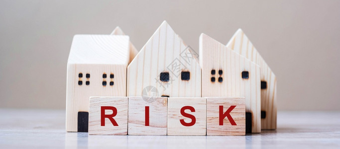 贷款金融买Corona大流行秋季商业投资危机经济衰退开发者不动产和财概念等表底背景上木制房屋模型的RISK立方块图片