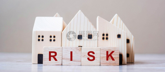 贷款金融买Corona大流行秋季商业投资危机经济衰退开发者不动产和财概念等表底背景上木制房屋模型的RISK立方块图片