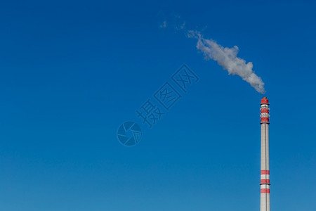 环境抽烟紫蓝天空的红白工厂烟囱中的肮脏雾长线文字空间复制图片