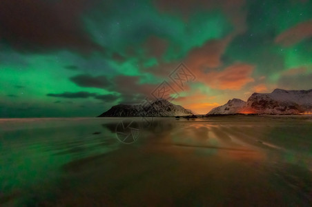 风景优美海滩北极光或波丽雅挪威冬季美丽的山地景观挪威斯堪的纳维亚冬季以及挪威斯堪的纳维亚冬季等景色很美的风北光或AuroraBo图片