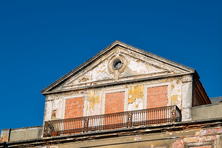 墙古董紧缩被废弃的建筑窗玻璃覆盖在砖瓦中在葡萄牙里斯本被俘获废弃的建筑窗户覆盖在砖瓦中图片
