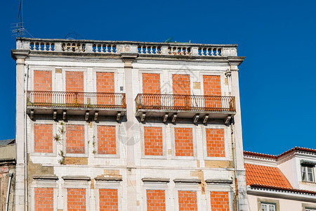 被废弃的建筑窗玻璃覆盖在砖瓦中在葡萄牙里斯本被俘获废弃的建筑窗户覆盖在砖瓦中生态捕获复古的图片
