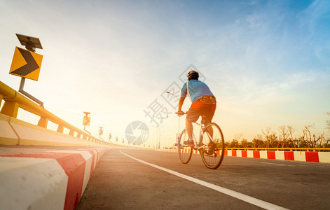冒险为了红色的在夏季外门活动路上骑自行车的人乘坐Curve公路交通标志参加运动健康生活方式运动和体育与运与活图片