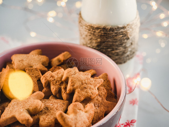 糖果新鲜的香味自家糕点和圣诞装饰品近身侧观美味健康的饮食概念新鲜的有香味自家做糕点和圣诞装饰品桌子快乐的图片